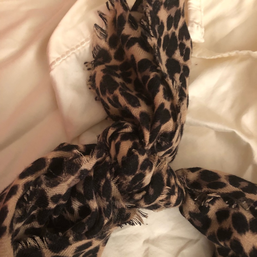 Leopard Scarf - Picture 3 of 3